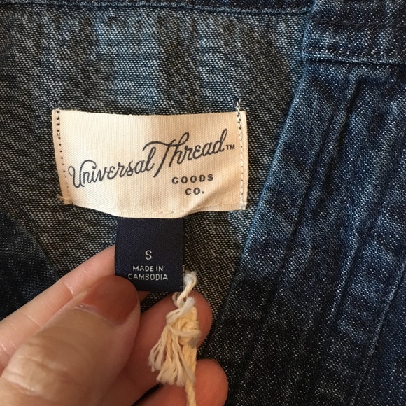 Universal Threads chambray top - Picture 2 of 7